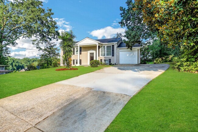 Building Photo - 2853 Port Royal Ln