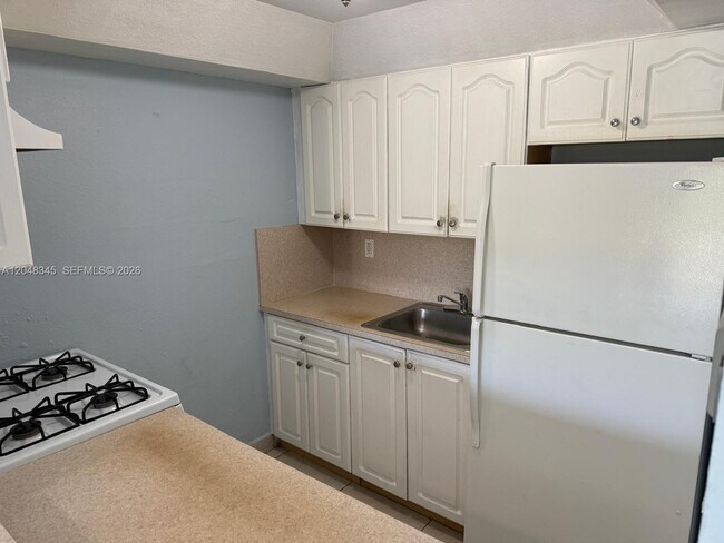 Building Photo - 1350 W 53rd St
