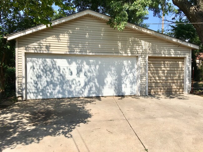 Building Photo - 815 N. Georgie Ave