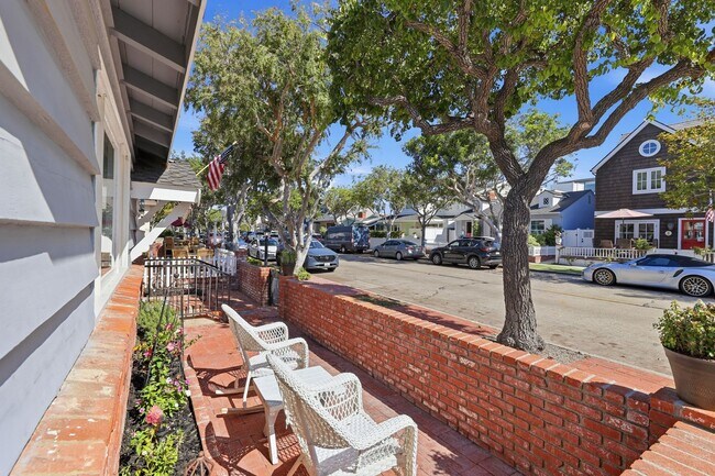 Foto del edificio - Furnished Balboa Peninsula Point Cottage Home | Available November 1st – April 30th