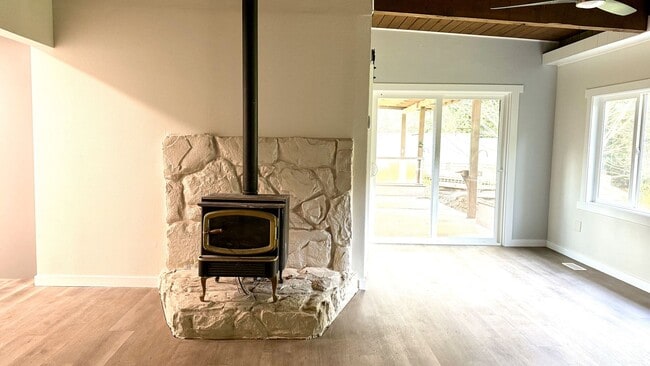Building Photo - 4 Bedroom home + Yard - Issaquah Schools
