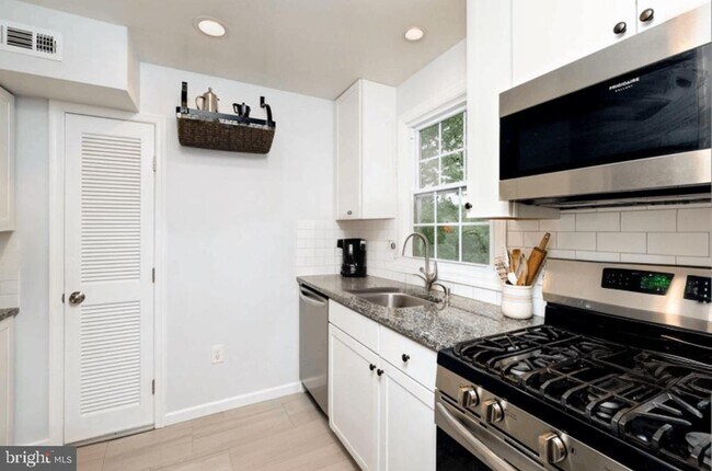 Building Photo - 10904 Devin Pl