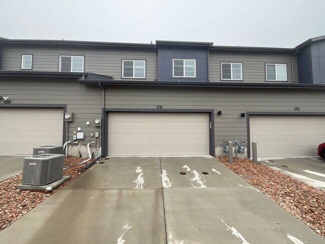 Building Photo - 3 Bedroom Townhome Available Near Voyager ...