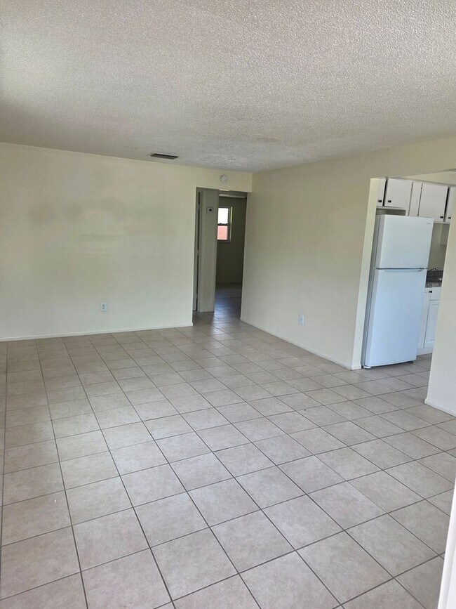 Building Photo - 414 28th Ave W