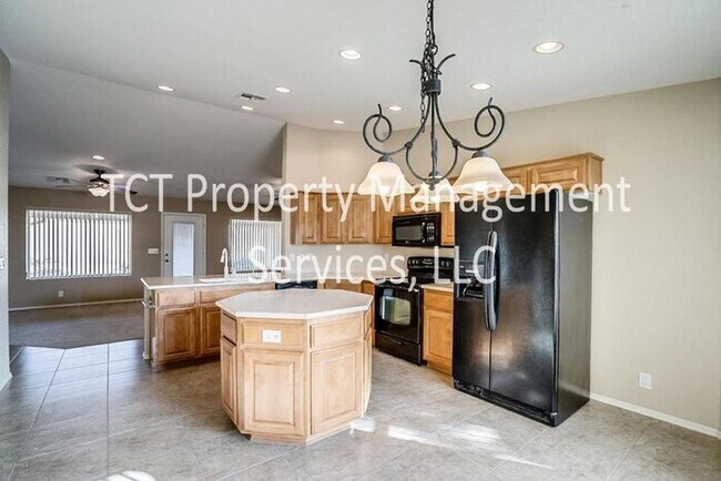 Foto del edificio - 55+ COMMUNITY, Beautiful Home with Two Mas...