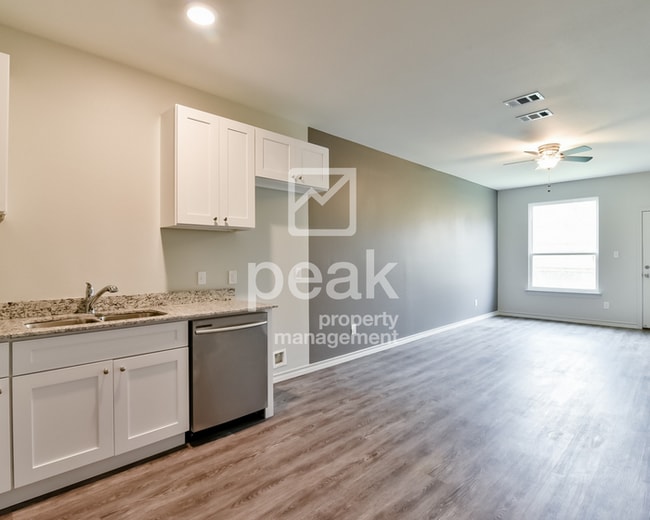 Building Photo - $1630! 3 Bed 2 1/2 Bath home in FORT WORTH! Free application through 8/10! See information in des...