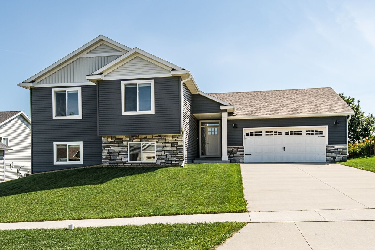 Primary Photo - Gorgeous, spacious home on beautiful count...