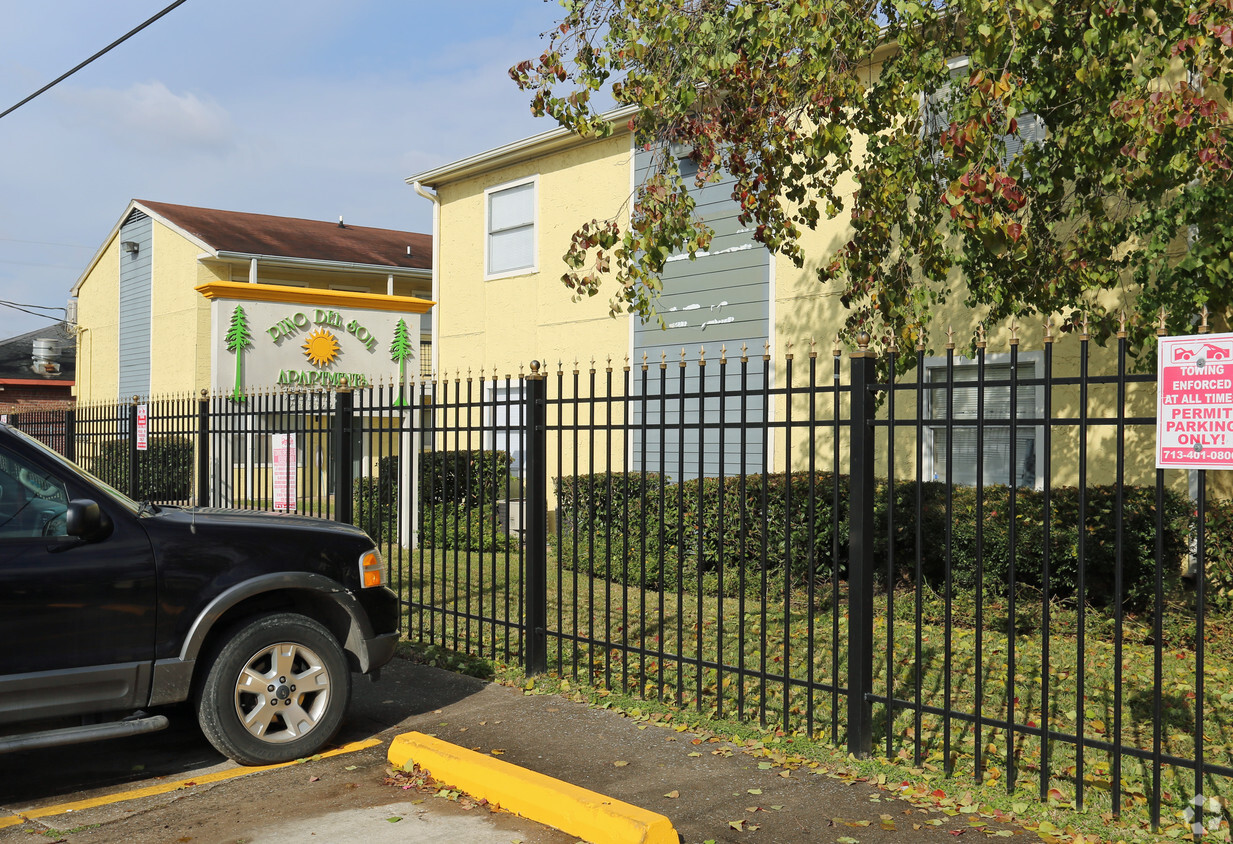 Primary Photo - Pino Del Sol Apartments