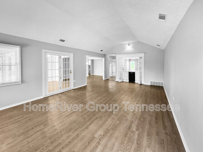 Foto del edificio - 8701 Lathbury Pl N