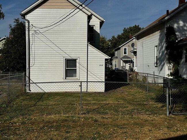 Building Photo - 2 bedroom house with garage!