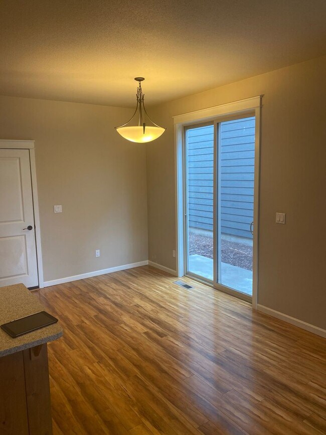 Foto del edificio - 2 Story Bend Home with Fenced Yard and Patio