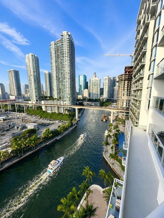Foto del edificio - 185 SW 7th St