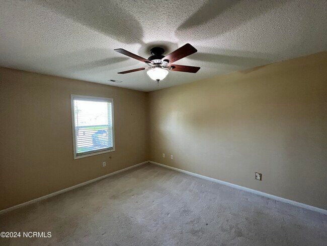 Foto del edificio - 206 Honeysuckle Dr