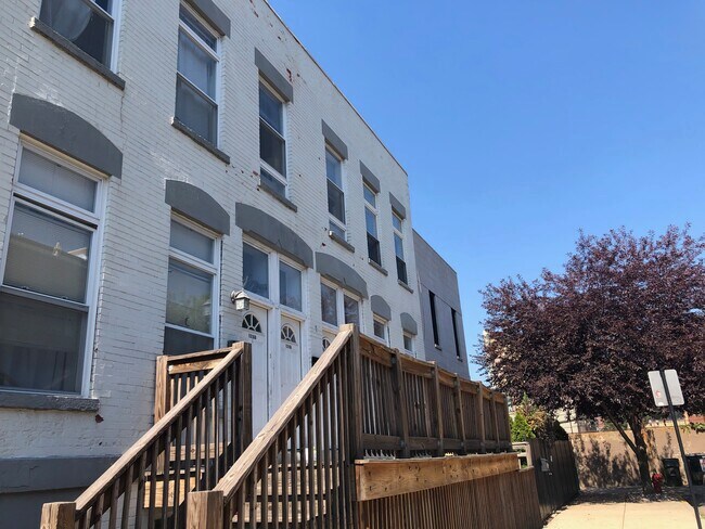 Building Photo - 1316 N Wood St