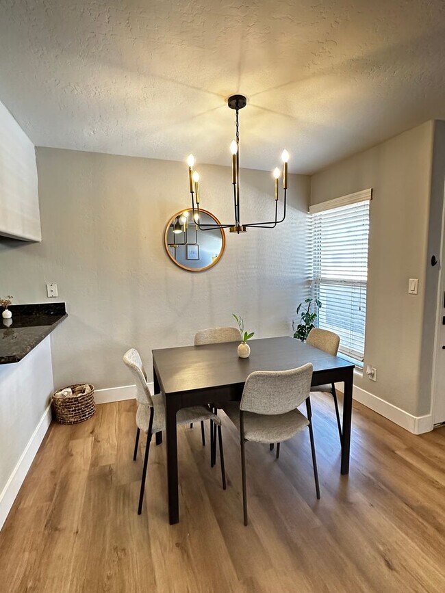 Foto del edificio - FULLY FURNISHED 1 BEDROOM 1 BATHROOM CONDO UPDATED HEART OF THE VALLEY