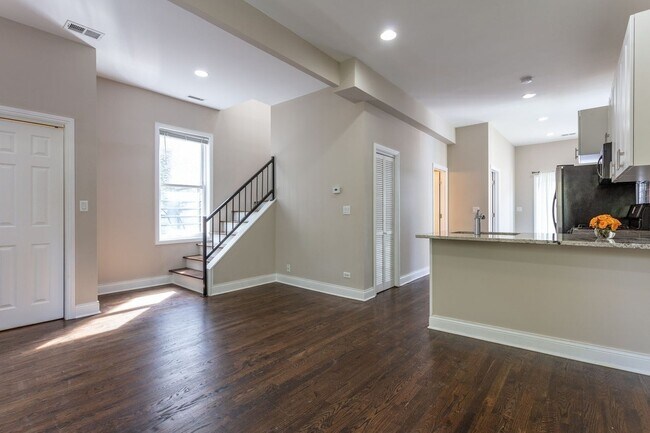 Building Photo - 1744 North Hoyne Avenue, Unit 2F