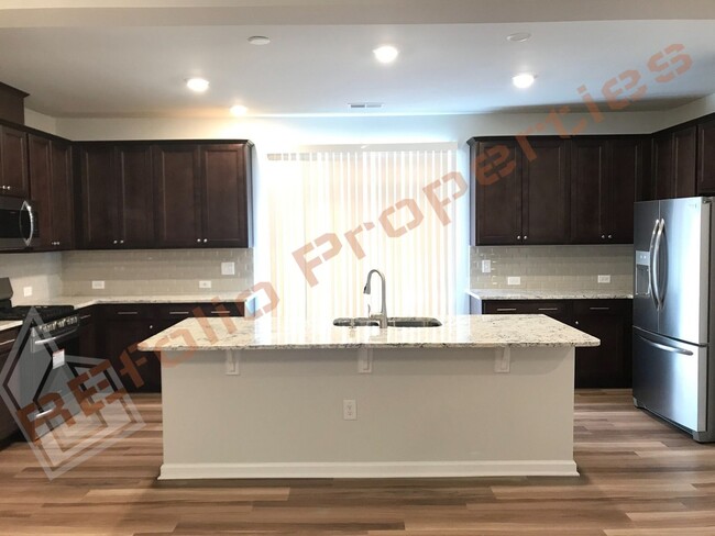 Foto del edificio - Beautiful 3 Story 4 Bedrooms 2 Car Garage ...