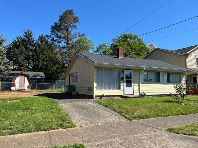 Building Photo - 6727 SE Reedway St