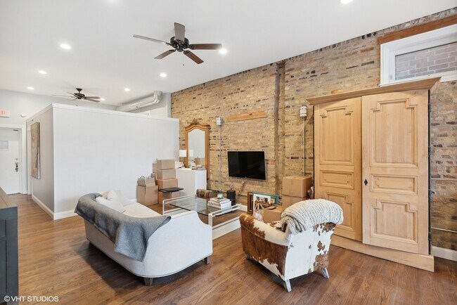 Foto del edificio - 3330 W Irving Park Rd