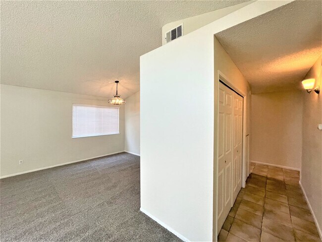 Building Photo - 37620 Robin Ln