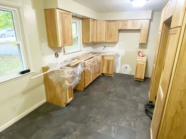 Foto del edificio - 4-Bedroom, 1 Bath Home on Wooded Lot near ...