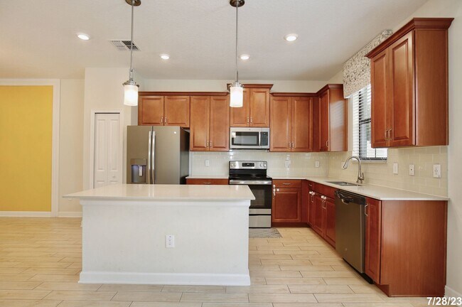 Foto del edificio - Modern 3/2.5 Spacious Townhome with a 2 Ca...