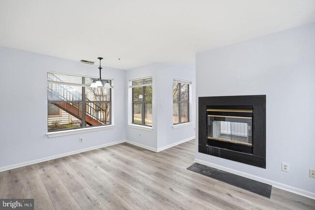 Building Photo - 13405 Shady Knoll Dr