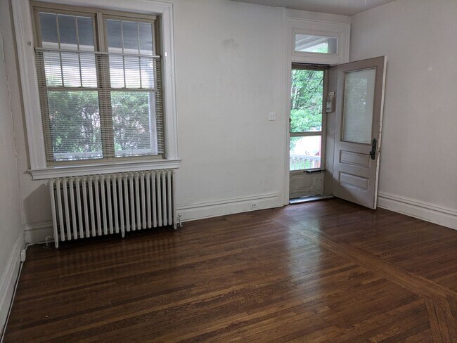 Building Photo - Wonderful First Floor Property!