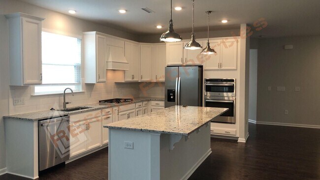 Building Photo - Gorgeous 4 Bedroom House with 1st Floor Pr...