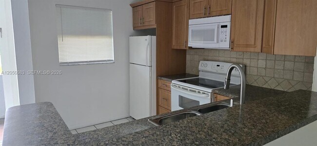 Foto del edificio - 7400 NW 85th Ct