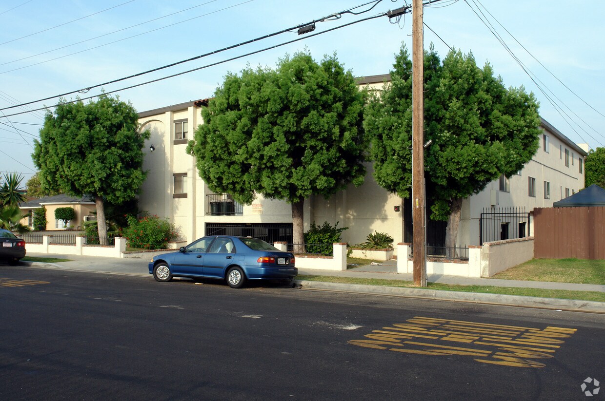 Building Photo - 14423 Larch Ave
