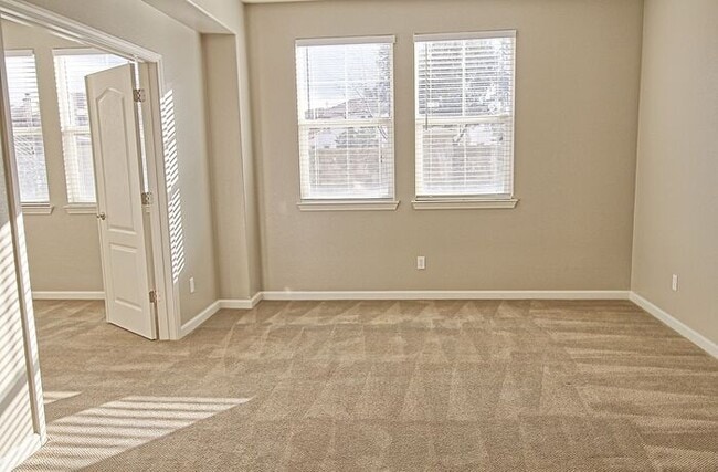 Building Photo - 748 W La Canada Ave