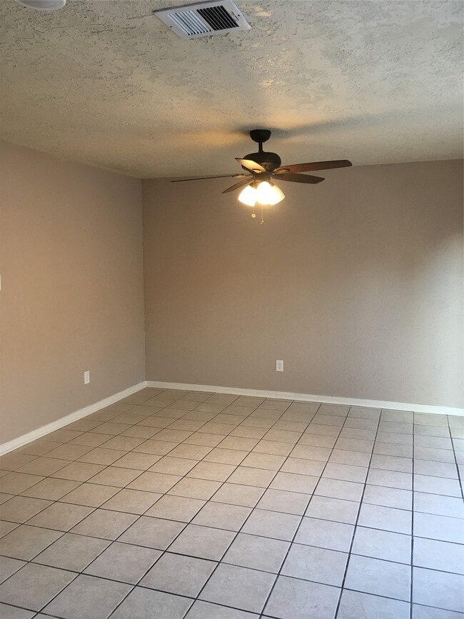 Building Photo - 3010 Beecave Dr