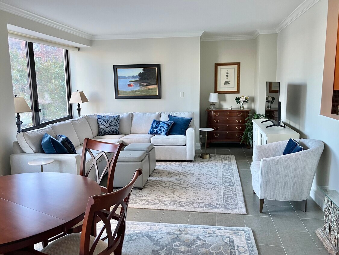 Foto principal - 65 E India Row