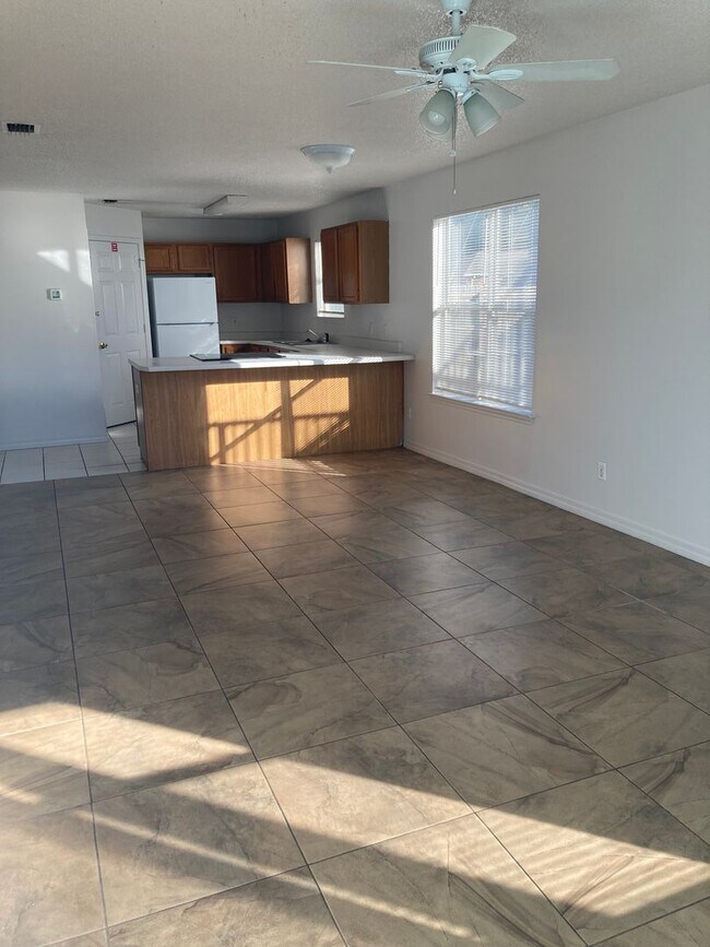 Building Photo - 561 Florosa Ct