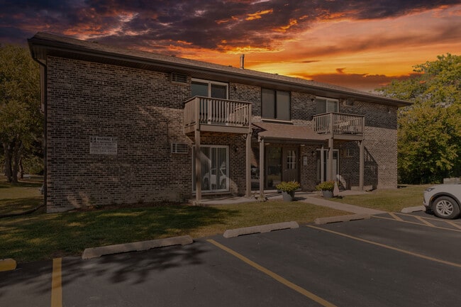 Building Photo - 514 Brookside Dr
