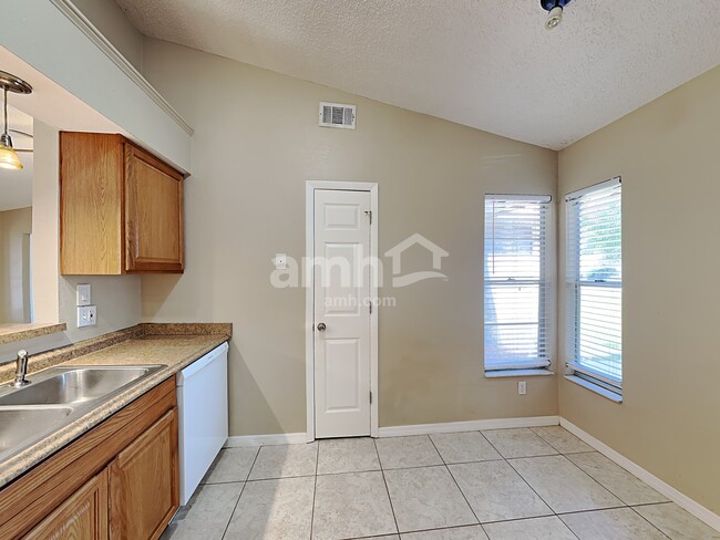 Foto del edificio - 3316 Fox Ridge Dr