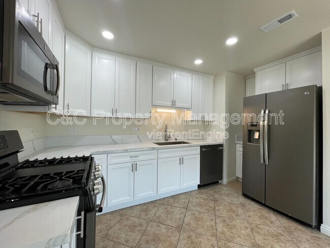 Foto del edificio - 1346 W San Ysidro Blvd