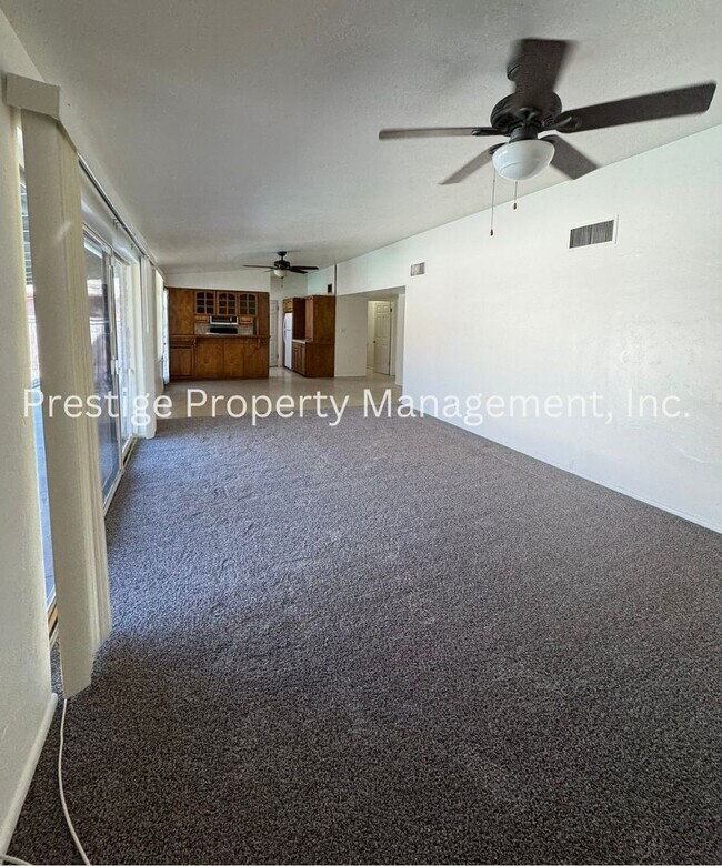 Foto del edificio - Stop Your Search! This 3/2+ Bonus Room is Centrally Located with a Pool and More!