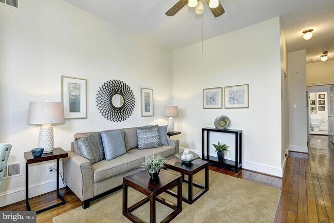 Foto del edificio - Spacious + Bright 1 Bedroom in Capitol Hill!
