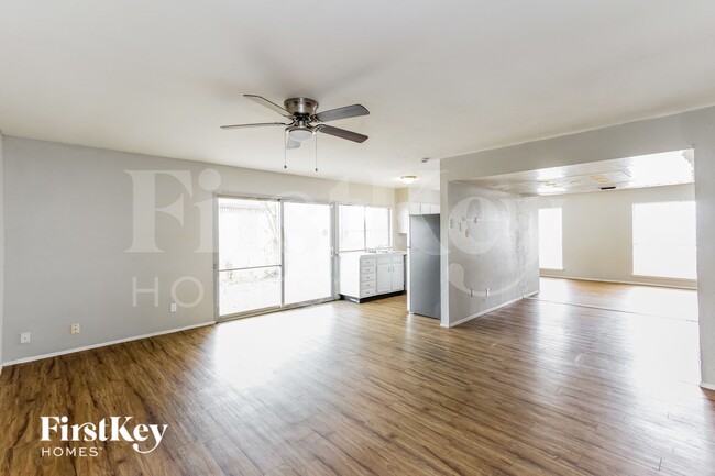 Foto del edificio - 3537 Rockcrest Dr