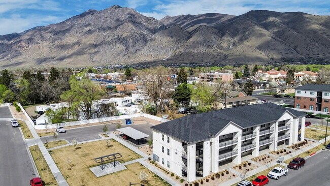 Foto del edificio - 64 W 600 S