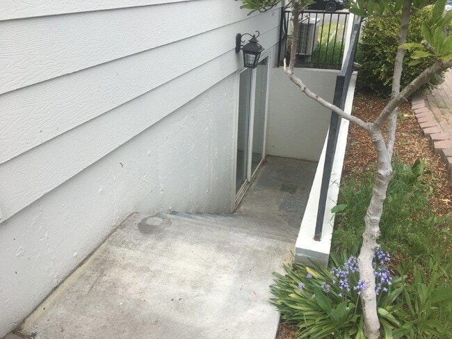 Building Photo - 513 Blue St