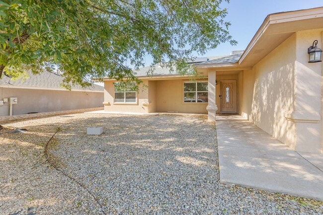 Foto del edificio - Beautiful Home W/Solar Panels
