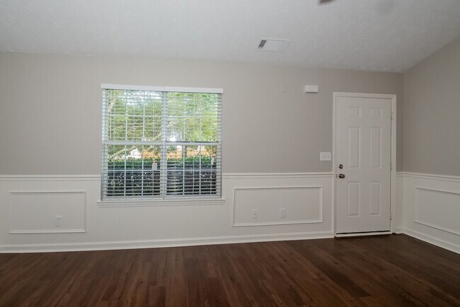 Foto del edificio - 5035 Yellow Pine Dr