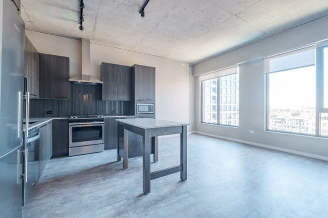 Photo - 32 N Sangamon St Apartment