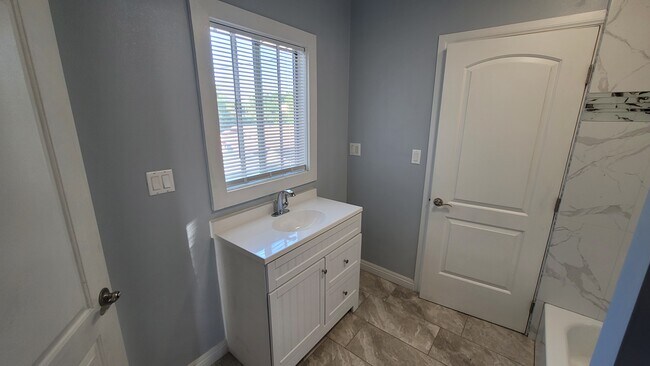 Bathroom - 1701 W 38th Plz