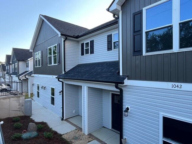 Building Photo - 1040 McLain Rd