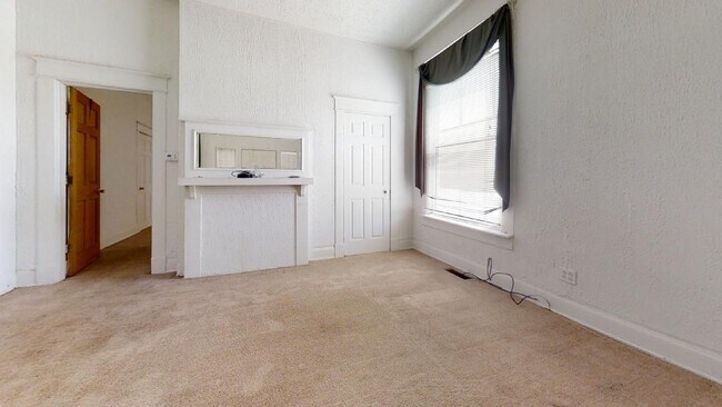 Building Photo - 619 3rd St