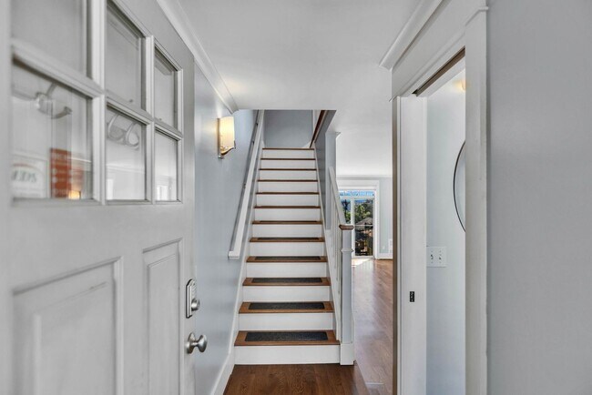 Foto del edificio - Spacious 3 Bed 2.5 Bath Townhome with Views and Two Parking Spaces – First Hill/Capitol Hill